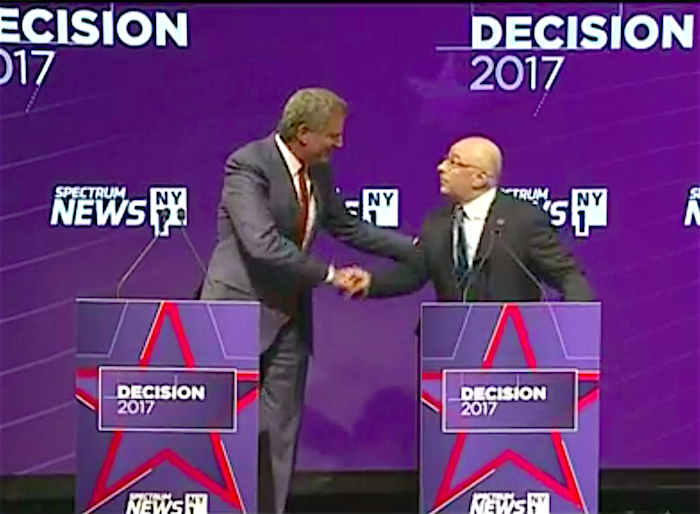 El actual Alcalde Bill de Blasio, quien busca la reelección, estrecha la mano de su contrincante, el también demócrata Sal Albanese, durante el debate realizado el miércoles 23 de agosto en el Symphony Space de Broadway y la calle 95.