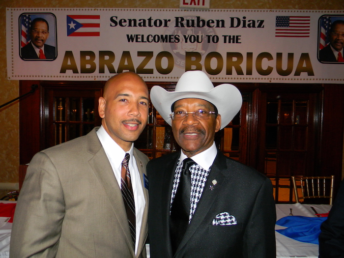 El Reverendo Rubén Díaz y su hijo Rubén Díaz Jr., son dos de los latinos más conocidos en la política neoyorquina. De origen puertorriqueño, el padre busca el curul del Concejo de la Ciudad por el Distrito 18 , mientras su hijo, quien actualmente es el único latino presidente de un condado, busca su reelección.