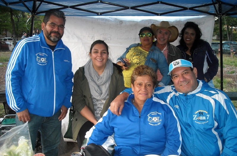 La Liga de Fútbol Guatemala se vistió de gala con la visita de dos encantadoras Damitas, Ximena Enriquez, periodista guatemalteca del semanario "Contrapoder" y "La Hora" (segunda desde la izquierda) y Connie muy bien acompañada por el joven cantante del Red Hook Park. Con ellas los máximos dirigentes de la Liga Guatemala, Marvin "Ka Ká" Estrada, presidente; Anibal Ochoa, vice-presidente y Betty "La Fea Pinzón" Sánchez. (Foto: Buki Chapin) 