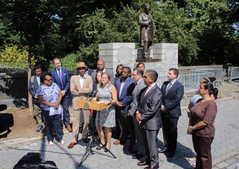 ACTIVISTAS pro indígenas, como Melissa Mark-Viverito, quieren sacar de cuajo el monumento a Colón de las calles neoyorquinas, como ha sucedido en otras ciudades estadounidenses.