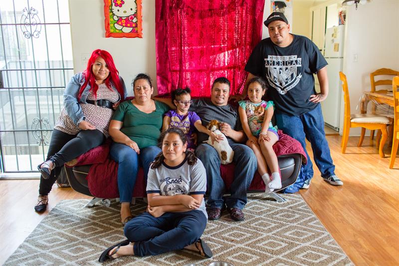 Jesús Alonso Arreola Robles (d), protegido por el programa DACA, posando frente a su casa junto a su novia Crystal Alvarado (i), su madre, Rosa Robles (2i), su hermana María Lupita Arreola -que sufre de Progeria- (3i), y otros familiares sin identificar, en North Hollywood, California.