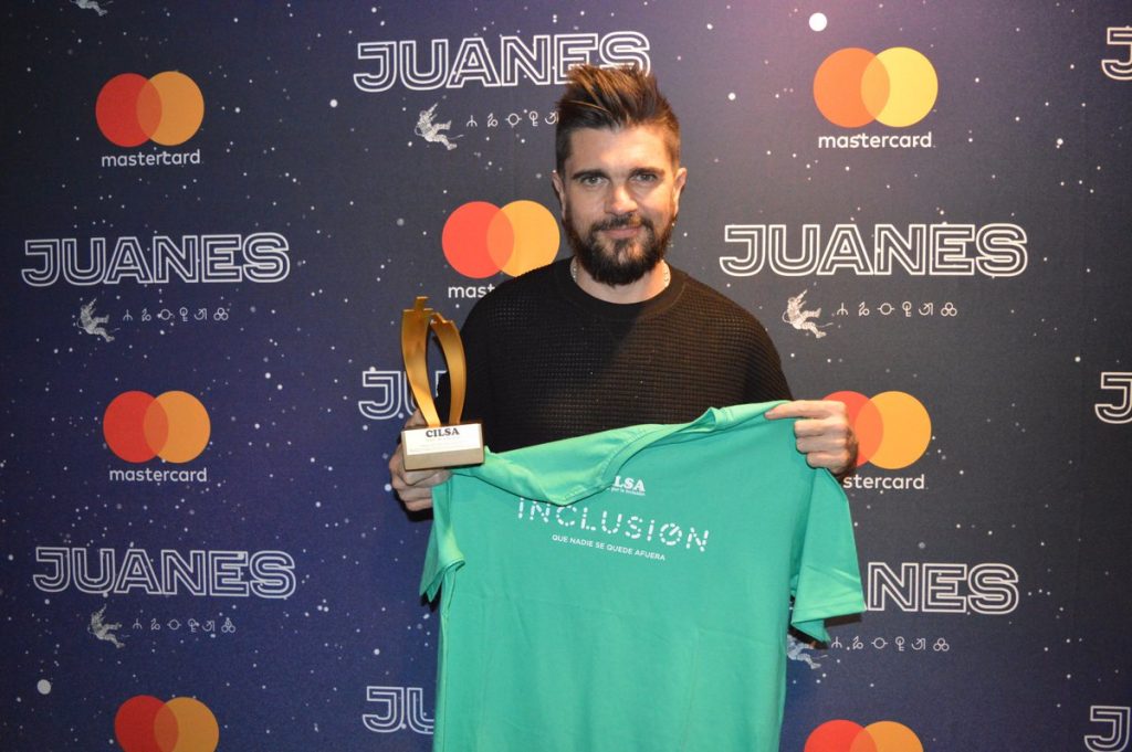 Juanes recibió en Buenos Aires el Premio CILSA al Compromiso Social Internacional 2017. (foto twitter @CILSAong)