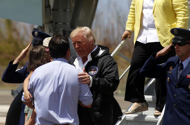 El presidente de los Estados Unidos, Donald J. Trump (c), saluda al gobernador de Puerto Rico, Ricardo Rosselló (i) a su llegada a la base aérea Luis Muñiz de la Guardia Nacional hoy, martes 3 de octubre de 2017, en San Juan (Puerto Rico).