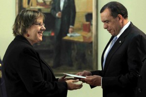 NUEVA EMBAJADORA DE EE.UU. EN HONDURAS PRESENTA CARTAS A LOBO