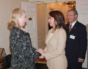 PRESIDENTA DE COSTA RICA SE REâNE CON HILLARY CLINTON