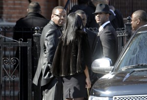 FAMILIARES, AMIGOS Y FANS LLEGAN A IGLESIA NUEVA ESPERANZA PARA DESPEDIR A WHITNEY