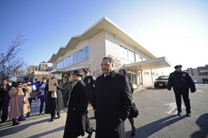 FAMILIARES, AMIGOS Y FANS LLEGAN A IGLESIA NUEVA ESPERANZA PARA DESPEDIR A WHITNEY