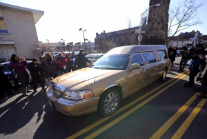 FAMILIARES, AMIGOS Y FANS LLEGAN A IGLESIA NUEVA ESPERANZA PARA DESPEDIR A WHITNEY