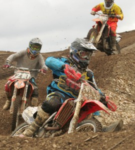 El piloto de Goya Foods , Vincent Villafañe Jr. dando el maximo en las curvas con lodo.