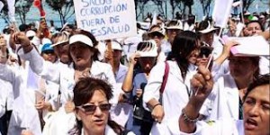 Doctoras se encadenan en sede Ministerio de Trabajo Perú