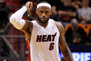 El alero estrella LeBron James, de los Heat de Miami, conquist&oacute; este a&ntilde;o el liderazgo de los jugadores de la NBA que m&aacute;s camisetas vende entre los aficionados, seg&uacute;n inform&oacute; hoy la liga en su p&aacute;gina de internet.