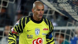 El colombiano Miguel Calero, exguardameta del Pachuca del f&uacute;tbol mexicano, fue ingresado hoy a un hospital de la capital mexicana por una posible trombosis cerebral, inform&oacute; hoy la prensa mexicana.