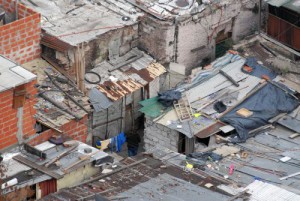 El n&uacute;mero de personas pobres en Am&eacute;rica Latina baj&oacute; de 176 millones en 2010 a 168 millones en 2011, equivalente a un 29,4 % de la poblaci&oacute;n, la tasa m&aacute;s baja de las &uacute;ltimas tres d&eacute;cadas, inform&oacute; hoy la Comisi&oacute;n Econ&oacute;mica para Am&eacute;rica Latina y el Caribe (Cepal).