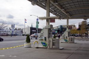 El fiscal general del estado de Nueva York, Eric Schneiderman, envi&oacute; citaciones judiciales a otras doce gasolineras por haber subido los precios del combustible tras la escasez que gener&oacute; el hurac&aacute;n "Sandy" en la regi&oacute;n el mes pasado, con lo que son ya 25 las estaciones de servicio investigadas.