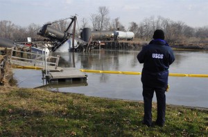 Un tren que transportaba cloruro de vinilo y que descarril&oacute; despu&eacute;s de que el puente sobre el que transitaba se derrumbara, en Paulsboro Nueva Jersey.