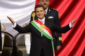 El mandatario de M&eacute;xico, Enrique Pe&ntilde;a Nieto, se ci&ntilde;e la banda presidencial durante su investidura ante el pleno de la C&aacute;mara de Representantes, en un acto realizado en la capital mexicana. 