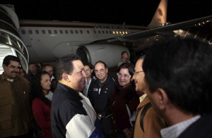 Fotograf&iacute;a cedida por el Palacio de Miraflores del presidente venezolano Hugo Ch&aacute;vez, a su llegada al aeropuerto internacional Sim&oacute;n Bol&iacute;var de Caracas procedente de Cuba, donde ha sido recibido por algunos de los ministros de su Gobierno en la pista del aeropuerto. Hugo Ch&aacute;vez, regres&oacute; a su pa&iacute;s tras nueve d&iacute;as de tratamiento en Cuba como parte de su proceso de recuperaci&oacute;n de un c&aacute;ncer que le oblig&oacute; a pasar en tres ocasiones por el quir&oacute;fano desde junio del a&ntilde;o pasado.