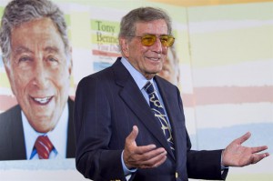 El cantante estadounidense Tony Bennett posa para los fot&oacute;grafos durante una rueda de prensa en Ciudad de M&eacute;xico, donde present&oacute; su nuevo &aacute;lbum, "Viva Duets". Amante de M&eacute;xico y de todo lo latino, Bennett anunci&oacute; hoy que su concierto de esta noche en la capital mexicana estar&aacute; dedicado a la cantante m&eacute;xico-estadounidense Jenni Rivera, que falleci&oacute; ayer en un accidente de avi&oacute;n. "La actuaci&oacute;n de esta noche estar&aacute; dedicada a la maravillosa joven artista que tr&aacute;gicamente muri&oacute; en un avi&oacute;n, para ella y su familia", dijo hoy el int&eacute;rprete de 86 a&ntilde;os.