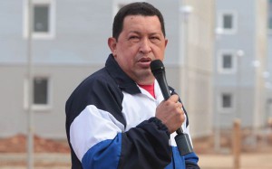 El Gobierno de Venezuela admiti&oacute; hoy que el presidente, Hugo Ch&aacute;vez, sufri&oacute; complicaciones durante la operaci&oacute;n que le fue practicada el pasado martes, debido a una hemorragia, aunque se&ntilde;al&oacute; que el gobernante se recupera y sus signos vitales son normales.