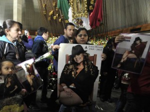 Jenni Mty Alrededor de 200 seguidores de Jenni Rivera realizaron esta noche una procesión a la Basílica de Guadalupe en Monterrey, capital del norteño estado mexicano de Nuevo León, en homenaje a la cantante.