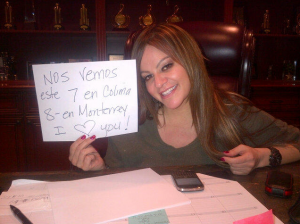 Las autoridades mexicanas confirmaron hoy que la cantante m&eacute;xico-estadounidense Jenni Rivera es una de las siete personas que viajaban en el avi&oacute;n que est&aacute; desaparecido en el estado mexicano de Nuevo Le&oacute;n, norte del pa&iacute;s.