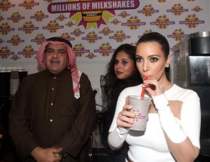 La estadounidense, que se hizo famosa por protagonizar un "reality show", lleg&oacute; a Bar&eacute;in procedente de Kuwait para abrir la sucursal de la empresa "Milkshakes" (batidos) en un nuevo centro comercial en la ciudad de Riffa, en el sur del pa&iacute;s.