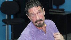 Un tribunal guatemalteco dio hoy diez d&iacute;as al millonario estadounidense John McAfee para que regularice su situaci&oacute;n migratoria en Guatemala, donde fue detenido el pasado mi&eacute;rcoles por haber entrado de forma ilegal al pa&iacute;s.