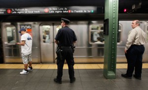 Un sospech0so de haber empujado a las v&iacute;as del metro de Nueva York a un hombre que falleci&oacute; el lunes tras ser arrollado por un tren fue detenido hoy por la polic&iacute;a, confirm&oacute; un portavoz del Departamento de Polic&iacute;a.