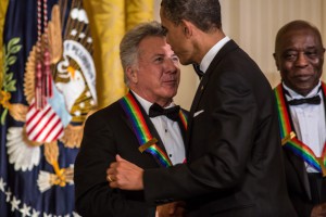 El presidente de EE.UU., Barack Obama, rindi&oacute; hoy homenaje a "la pasi&oacute;n" demostrada por el actor Dustin Hoffman y la banda de rock Led Zeppelin "desde sus humildes comienzos hasta la cima de su profesi&oacute;n".
