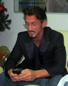 Sean Penn El actor estadounidense Sean Penn pidió hoy al presidente de Bolivia, Evo Morales, la "inmediata liberación, exoneración y regreso seguro" a Estados Unidos de su compatriota.