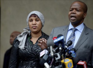 Strauss - Kahn Nafissatou Diallo , la mujer que acusa al exdirector gerente del FMI, Dominique Strauss-Kahn, y uno de sus abogados, Kenneth P. Thompson a la salida de los tribunales del Bronx, Nueva York, Estados Unidos en donde han asistido para ver si han llegado a un acuerdo con el que resolver la disputa y cerrar la demanda civil.