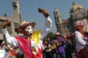 Virgen de Guadalupe Grandes oleadas de peregrinos católicos se están concentrando hoy en las inmediaciones de la Basílica de la capital mexicana para rendir culto a la Virgen de Guadalupe y participar en las actividades que conmemoran su aparición.