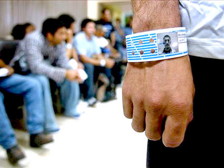 Deportaciones_450_339 Las autoridades migratorias de Estados Unidos frenaron hoy la deportación de un mexicano indocumentado detenido por una infracción de tránsito en un condado de Carolina del Norte investigado por supuestas prácticas de perfil racial.