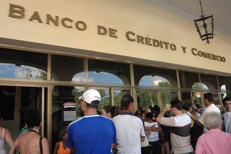 credito_cuba_bancos El Gobierno cubano amplió el acceso de los particulares a los créditos bancarios y abrió la posibilidad de que el sector privado reciba pagos en moneda convertible, dos medidas que intentan "dinamizar" las reformas económicas emprendidas en el país, informaron hoy medios oficiales.