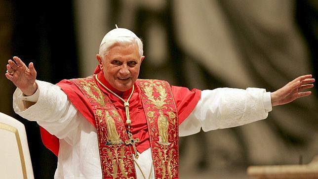 frases_benedicto_efe--644x362 Benedicto XVI se despidió hoy de los obispos y sacerdotes de su diócesis, Roma, a los que dijo que aunque renuncia al papado y queda "oculto para el mundo", siempre estará unido a ellos en la plegarias y ellos a él.