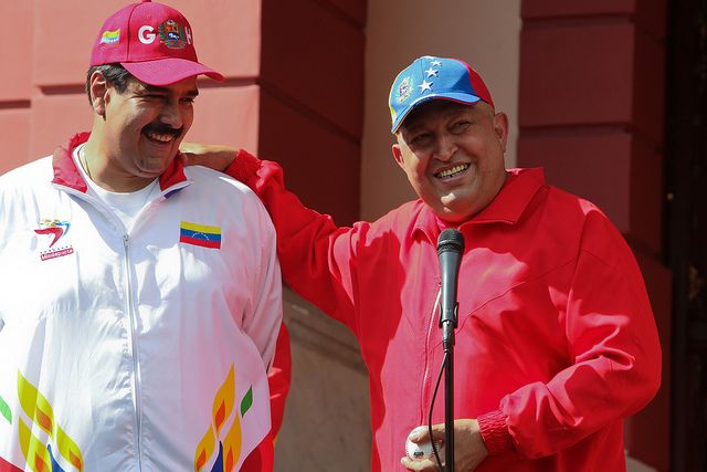 maduro-chavez El vicepresidente de Venezuela, Nicolás Maduro, afirmó hoy que el presidente, Hugo Chávez, se reunió hoy con miembros de su equipo de Gobierno por espacio de cinco horas y media para tratar diversos temas en un encuentro en el que se comunicó de forma escrita y se mostró "muy enérgico".