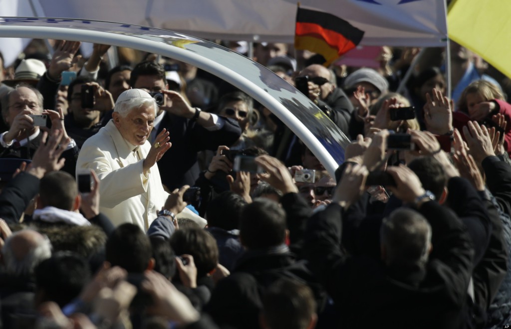 papa_benedicto_xvi Hoy es el último día del papado de Benedicto XVI, quien abandonará el Vaticano a las cinco de la tarde hora de Roma (16.00 GMT), tres horas antes de que sea firme su renuncia al Pontificado y comience la Sede Vacante.
