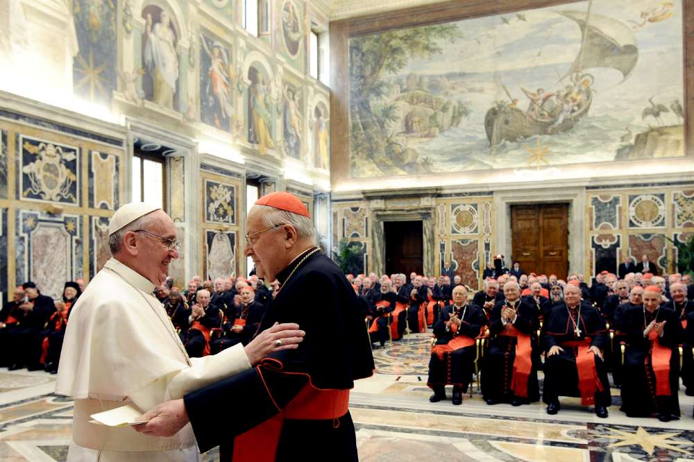 papa_francisco_I Contento, sonriendo, saludando, besando, mezclando el español con el italiano, el papa Francisco recibió hoy a la prensa internacional que ha seguido el cónclave ante la que afirmó que la Iglesia no tiene una naturaleza política, sino espiritual y que la quiere "pobre y para los pobres".