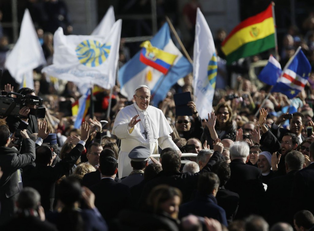Francisco comenz&oacute; hoy su pontificado con una misa solemne, durante la cual le fue impuesto el palio y el anillo del Pescador -s&iacute;mbolos del ministerio pontificio- y en la que hizo una vibrante defensa de la naturaleza y dijo que el poder del papa es el servicio a los otros, sobre todo a los pobres.