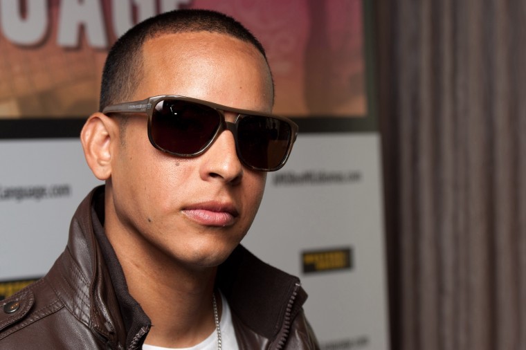 Daddy Yankee El reguetonero puertorriqueño Daddy Yankee se recupera satisfactoriamente de una cirugía de los meniscos que le fue practicada hoy en la isla caribeña, según un comunicado difundido por los representantes del artista.