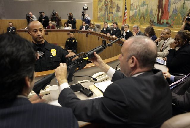 Senado_Control_de_ARMAS El Comité Judicial del Senado de Estados Unidos aprobó hoy dos proyectos de ley para aumentar la verificación de antecedentes al adquirir un arma y un programa del Departamento de Justicia para aumentar los fondos para los planes de seguridad en las escuelas.