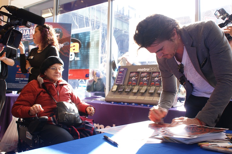 Juanes_Jackson_Heights La comunidad de Jackson Heights se llevó una grata sorpresa el pasado viernes 15 de febrero, al entrar a la tienda Metro PCS localizada en la 83th and Roosevelt Avenue, cuando el cantautor colombiano Juanes hizo presencia para firmar autógrafos, tomarse fotos con sus fans y promocionar su nuevo libro “Persiguiendo el Sol”.