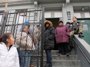 La Presidenta Quinn, el Concejal Rodriguez, HPD, Inquilinos y Oficiales Electos Demandan que Mal Actor Casero Venda Propiedades Descuidadas   