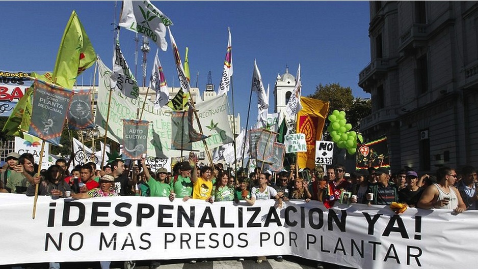 marcha despenalizacion mariguana Las recientes propuestas de despenalización del cannabis y del mascado de hoja de coca formuladas por países latinoamericanos son vistas con preocupación y rechazo por la Junta Internacional de Fiscalización de Estupefaciente (JIFE), según se recoge en un informe presentado hoy.