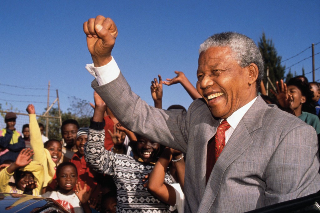 nelson mandela 1 El expresidente sudafricano y premio Nobel de la paz Nelson Mandela cumple hoy su tercer día en el hospital, después de su ingreso la medianoche del miércoles por una "recaída" de una "infección pulmonar".