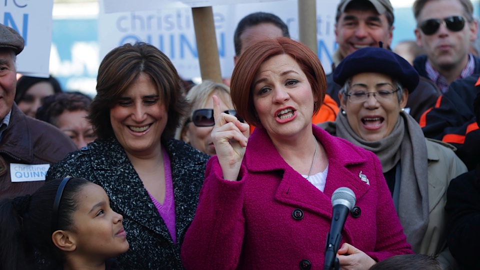 Christine_Quinn Christine Quinn, quien ya hizo historia como la primera concejal de la ciudad de Nueva York abiertamente homosexual, anunció hoy que buscará convertirse en la primera alcaldesa de la metrópoli.