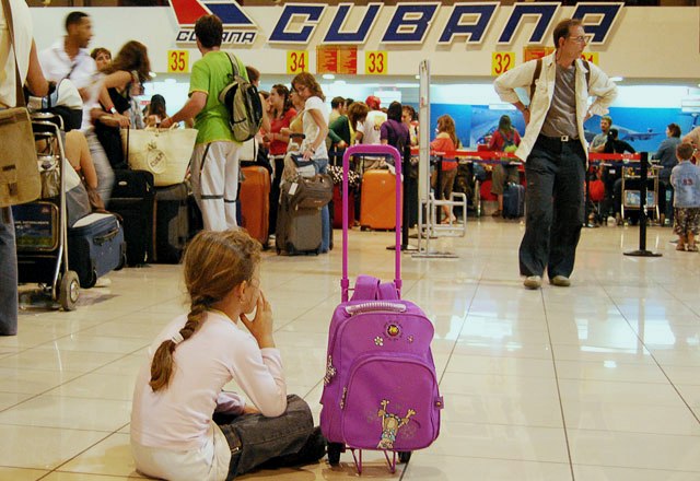 cuba_inmigración Bolivia, Ecuador y Chile se han convertido en los últimos 20 años en nuevos destinos dentro de América Latina para los cubanos que deciden emigrar de la isla, además de otros países tradicionales como México y Venezuela, informó hoy el semanario oficial Trabajadores.