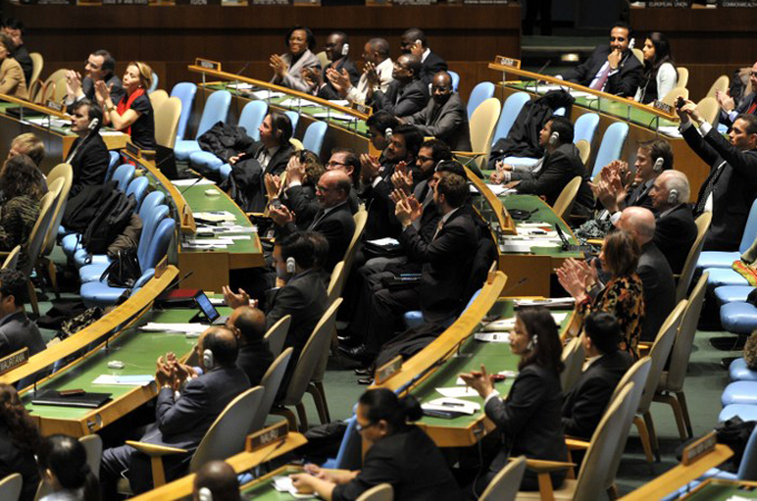 ONU Casi dos décadas después de que la sociedad civil denunciara por primera vez la necesidad de regular el comercio de armas en el mundo, la comunidad internacional escribió hoy un nuevo capitulo en la historia de los derech0s humanos con la aprobación del primer Tratado sobre el Comercio de Armas (TCA).