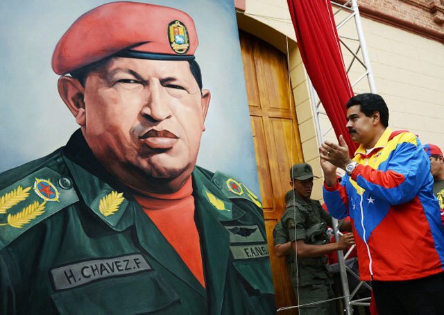 hugo-chavez-portrait-with-maduro El candidato oficialista venezolano Nicolás Maduro dijo en la casa natal del recientemente fallecido presidente Hugo Chávez que sintió que éste se le apareció en forma de "pajarito chiquitico" y lo bendijo al arrancar hoy la campaña electoral.