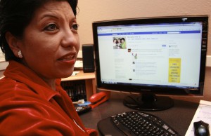 Latinas hacen uso de redes sociales para mantener lazos y ayudarse mutuamente